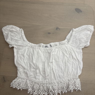 Top corto bianco con pizzo