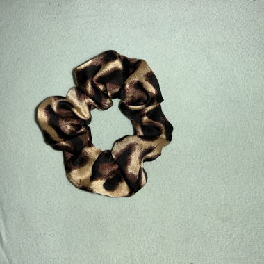 Leo scrunchie