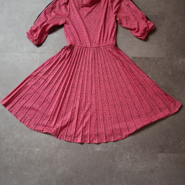Robe Midi Rose et Noire à Pois avec Manches