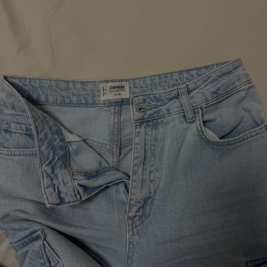 Hellblauer Cargo-Jeans