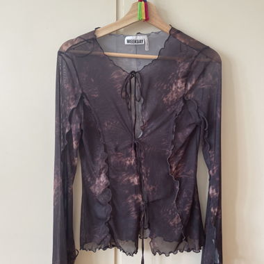 Weekday durchsichtiges Top mit Knotendetail