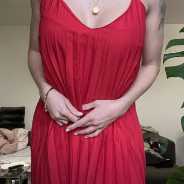 Rotes plissiertes Trägerkleid
