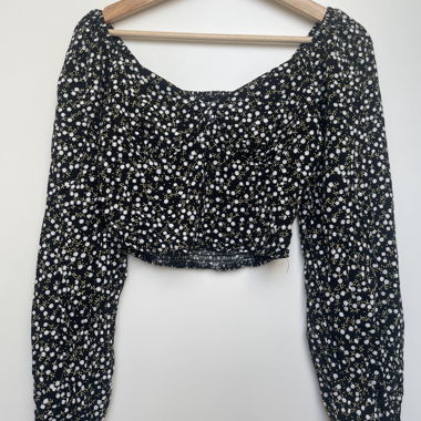 Top floreale a maniche lunghe