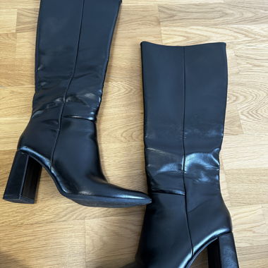 Black boots with pointed toe, size 38