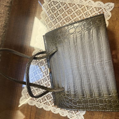Schwarze Handtasche mit Kroko-Look