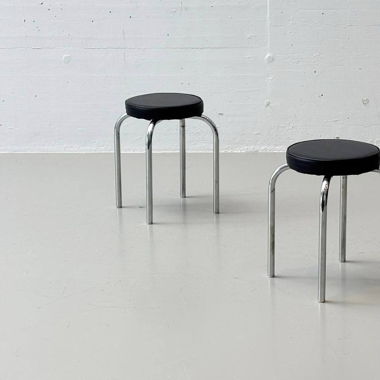 2 Hocker mit schwarzen Kunstbezug und Chrombeinen 
