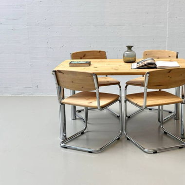 Set aus einem Tisch und 4 Freischwingern