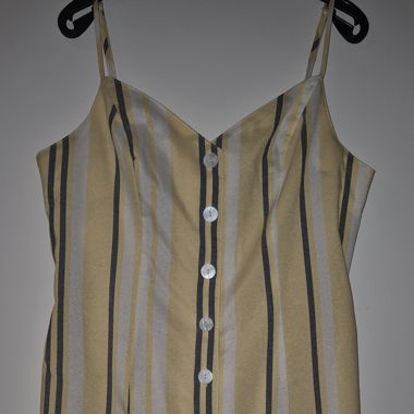Vestito estivo a righe con spalline sottili