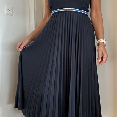 Marc O’Polo dunkelblaues Plisseekleid