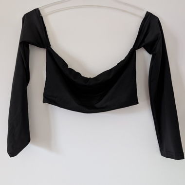 Top corto nero a maniche lunghe