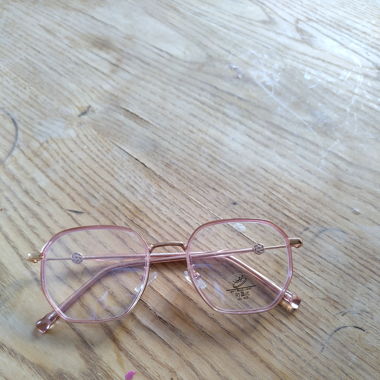 Brille mit Fensterglas