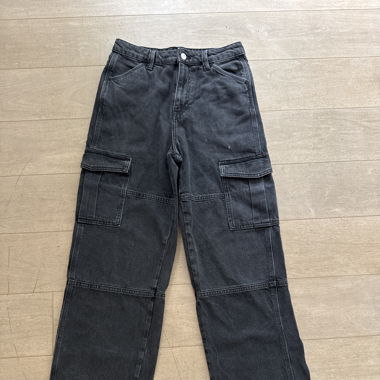 Lange schwarze Cargohose 