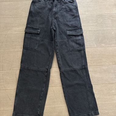 Lange schwarze Cargohose 