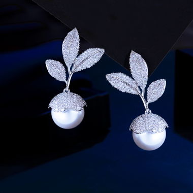 Orecchini di perle a forma di foglia