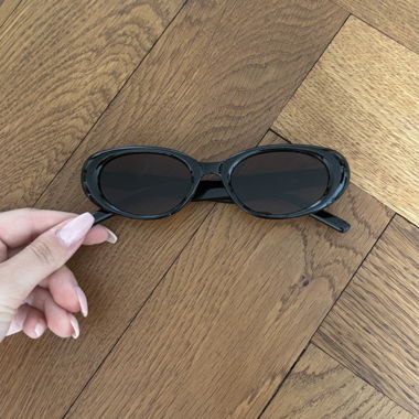 Schwarze ovale Sonnenbrillen