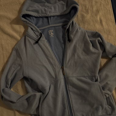Babyblauer Reisverschlusspulli