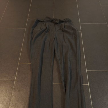 Elegante dunkelgraue Hosen mit Gürtel