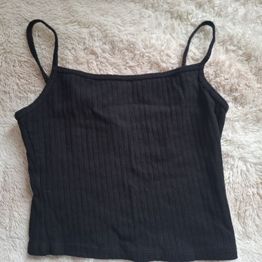 Top nero con spalline