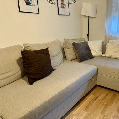 Gemütliches Schlafsofa inklusive Matratzentopper 