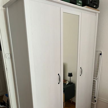 Drehtürenschrank mit 3 Türen und Spiegel