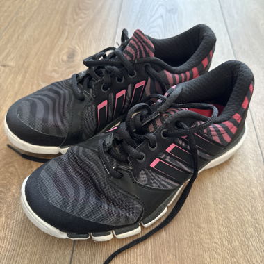 Scarpe sportive nere e rosa