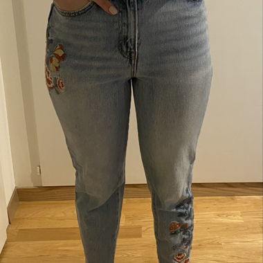 Mom Jeans mit Blumenstickerei