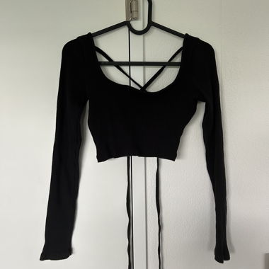 Top crop nero Stradivarius
