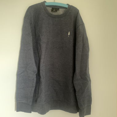Pull bleu avec logo arbre