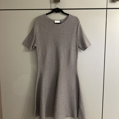 Robe grise évasée à manches courtes