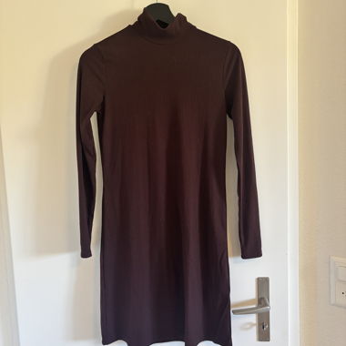 Robe bordeaux à col roulé