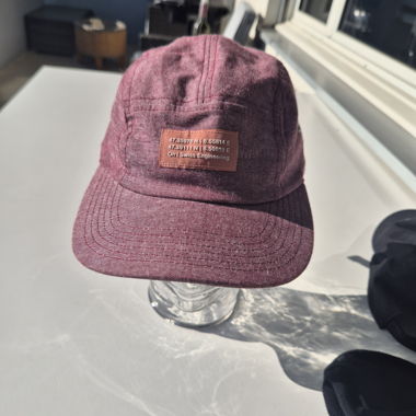 Cappellino bordeaux con cinturino sotto il mento
