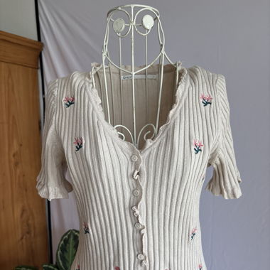 süsses beiges T-Shirt mit Details von Only