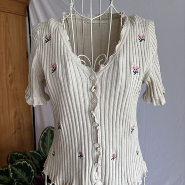 süsses beiges T-Shirt mit Details von Only