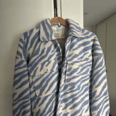 Sur chemise zébrée bleue et blanche 