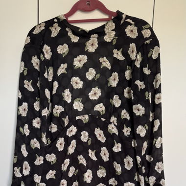 Knielanges Chiffonkleid mit Blumen von Zara