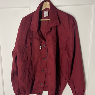 Veste rouge boutonnée