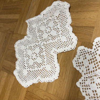Set of white lace doilies