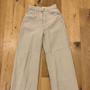 weird leg jeans beige