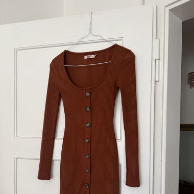 New minimalistic fitted dress in kardashian brown
