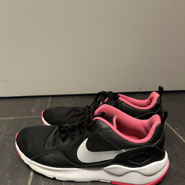 Pink schwarze Nike Turnschuhe