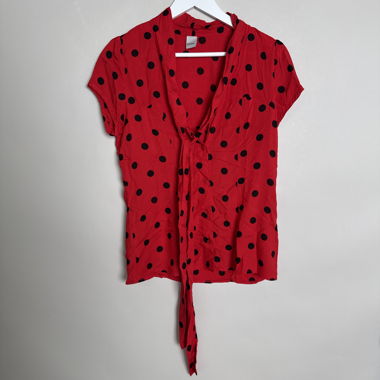 Rote Bluse mit Punkten