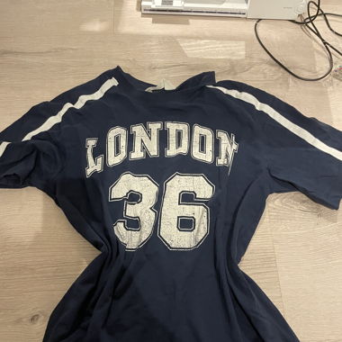 blaues tshirt london