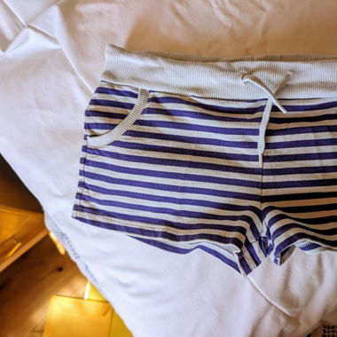 Shorts - weiss / violett gestreift