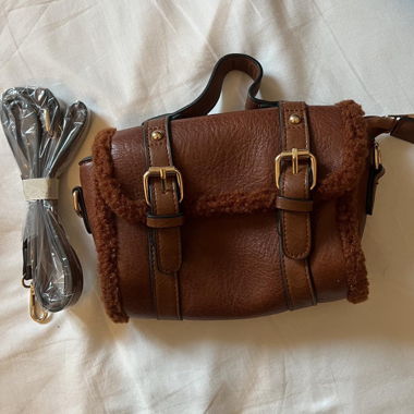 süsse braune Mini-Tasche mit Trageriemen