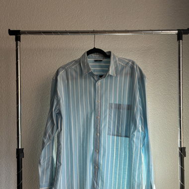 Blau gestreiftes Hemd