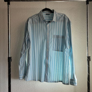 Blau gestreiftes Hemd