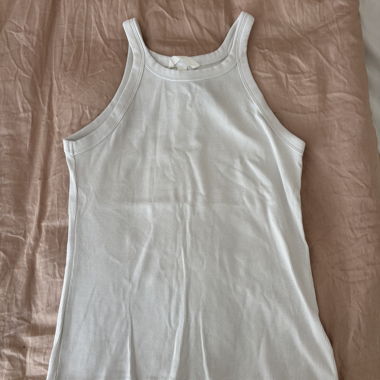 White basic top from H&M