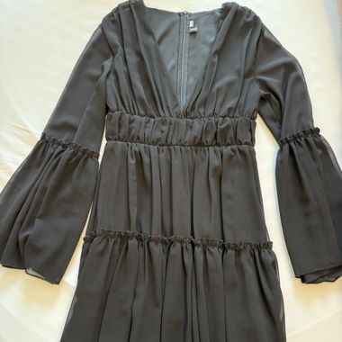 schwarzes Kleid