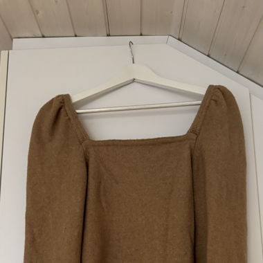beiger Pullover mit Puffärmel