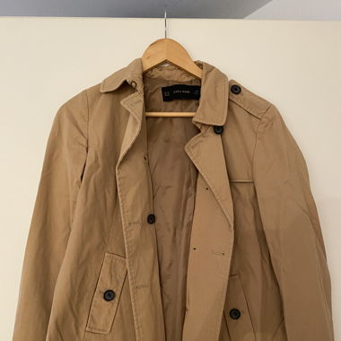 Kurzer Trench Coat von Zara